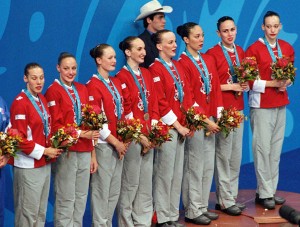 Canada's synchronized swimming team stands on the winners podium after winning the bronze medal at the 2000 Sydney Olympic Games. (CP Photo/ COA) L'équipe de nage synchronisée du Canada célèbre après avoir remporté la médaille de bronze aux Jeux olympiques de Sydney de 2000. (Photo PC/AOC)
